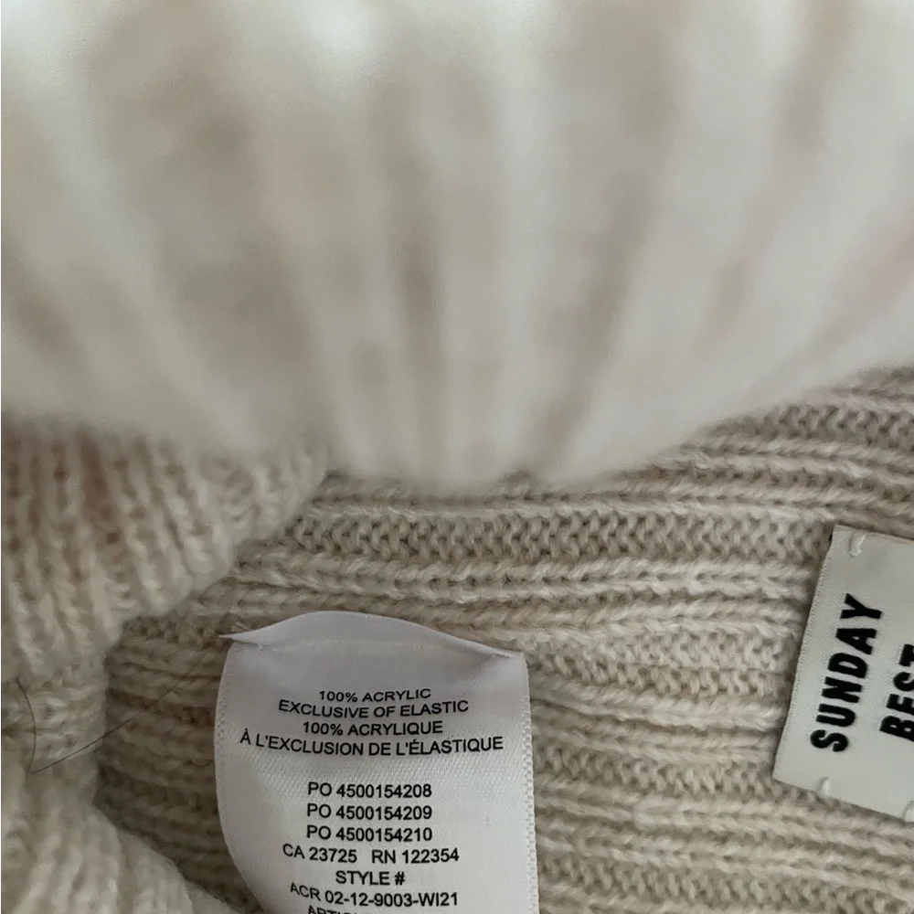 Aritzia Sunday Best Snowflake Beanie - Picture 5 of 5